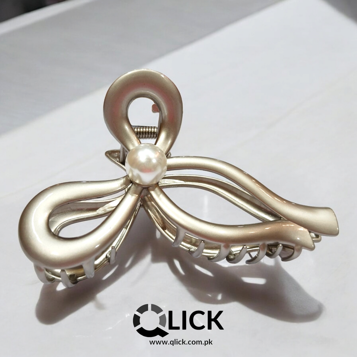 Bow-Style Metal Claw with Pearl