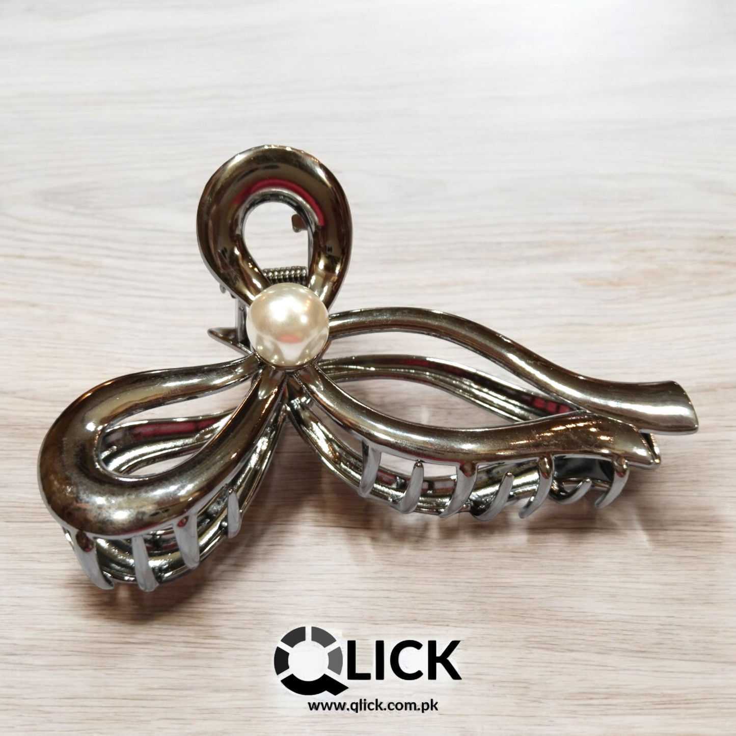Bow-Style Metal Claw with Pearl