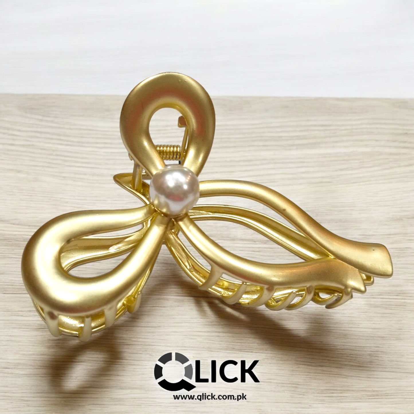 Bow-Style Metal Claw with Pearl