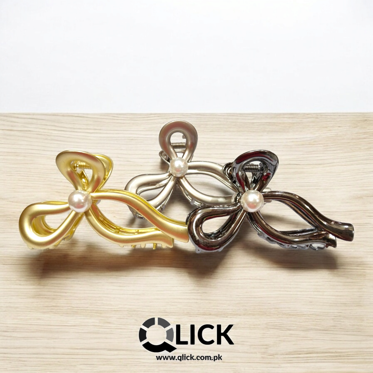 Bow-Style Metal Claw with Pearl