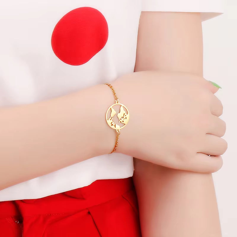 World Map Charm Bracelet for Women – Elegant Travel-Inspired Wrist Jewelry with Gold-Tone Finish