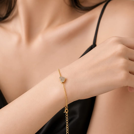 Elegant Heart Charm Bracelet for Women – Romantic Gold-Tone Love Symbol Wrist Jewelry for Daily Wear & Gift